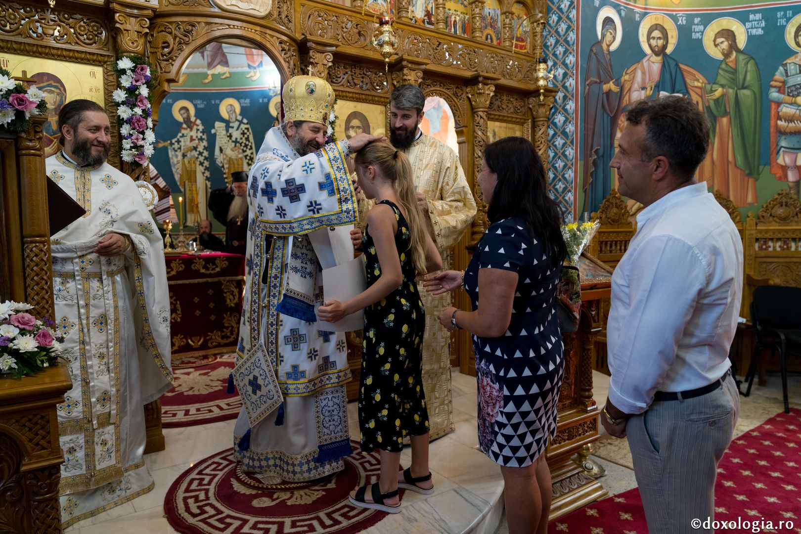 PS Nichifor, la sfințirea altarului de vară al Mănăstirii Piatra Sfântă: „În biserică învățăm să ne cinstim unii pe alții și să ne purtăm neputințele”