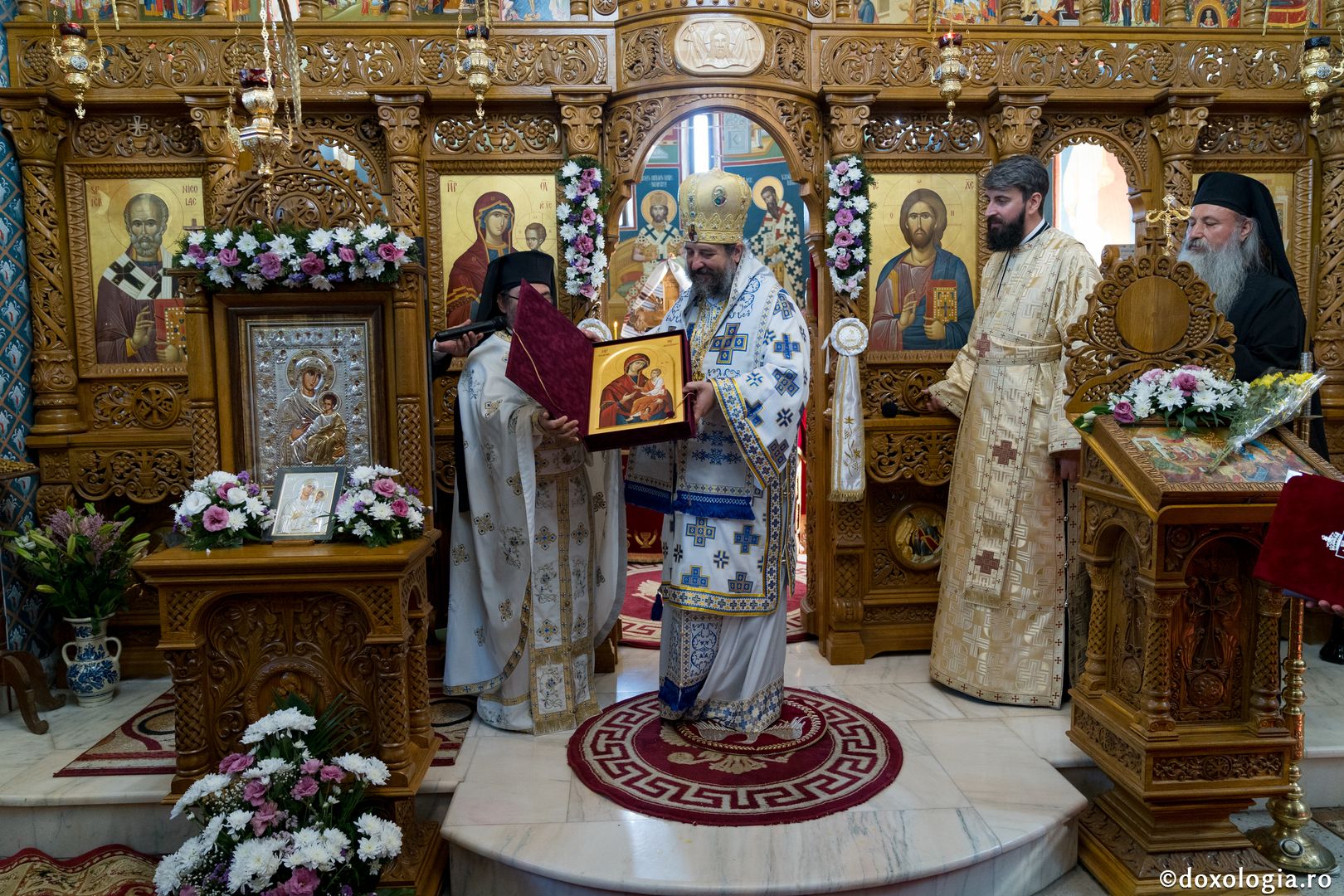 PS Nichifor, la sfințirea altarului de vară al Mănăstirii Piatra Sfântă: „În biserică învățăm să ne cinstim unii pe alții și să ne purtăm neputințele”