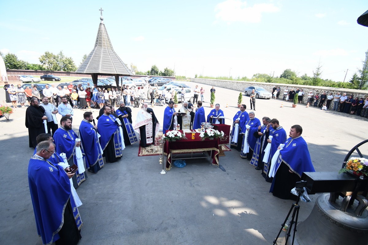 Foto: Constantin Ciofu Noile clopotele ale Mănăstirii Hadâmbu, sfințite de către Preasfințitul Părinte Antonie