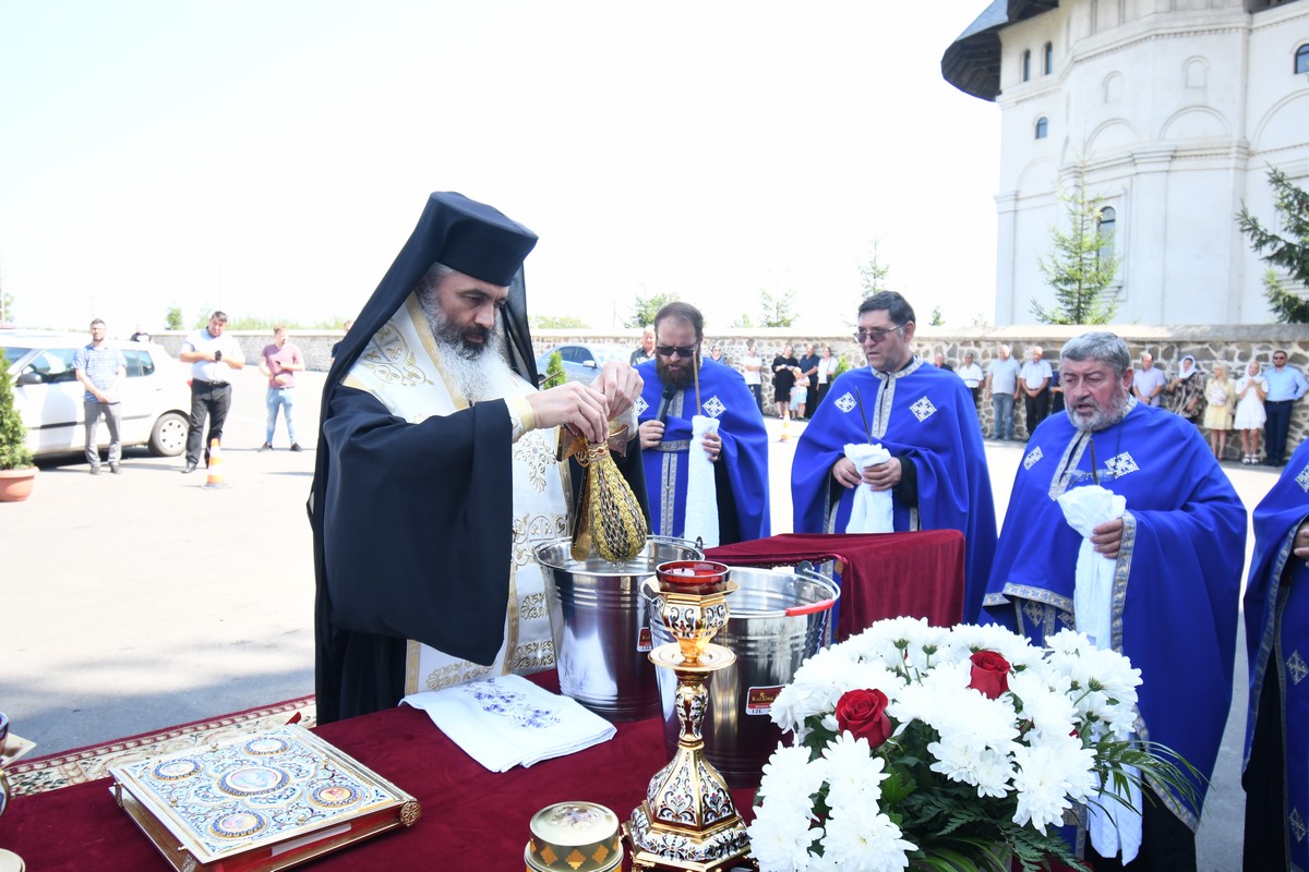 Foto: Constantin Ciofu Noile clopotele ale Mănăstirii Hadâmbu, sfințite de către Preasfințitul Părinte Antonie