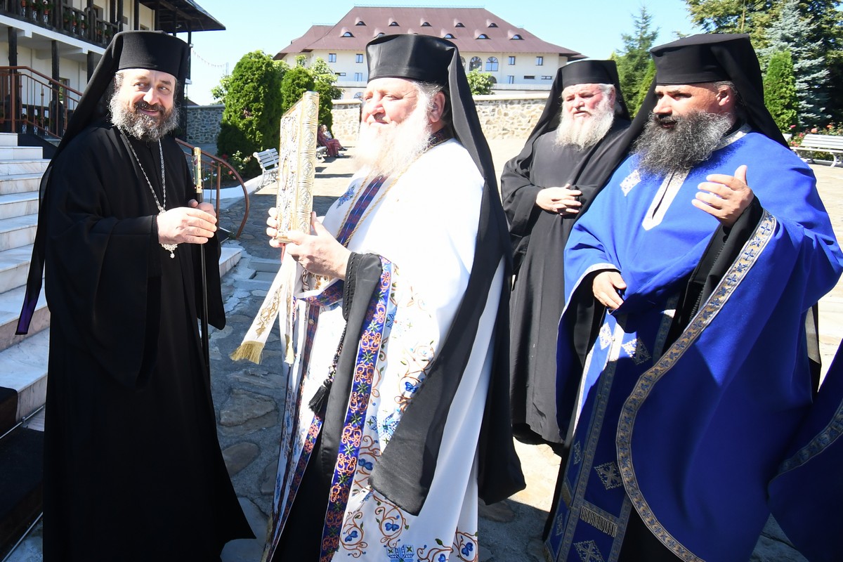 Preasfințitul Părinte Nichifor Botoșăneanul a slujit la Mănăstirea Hadâmbu