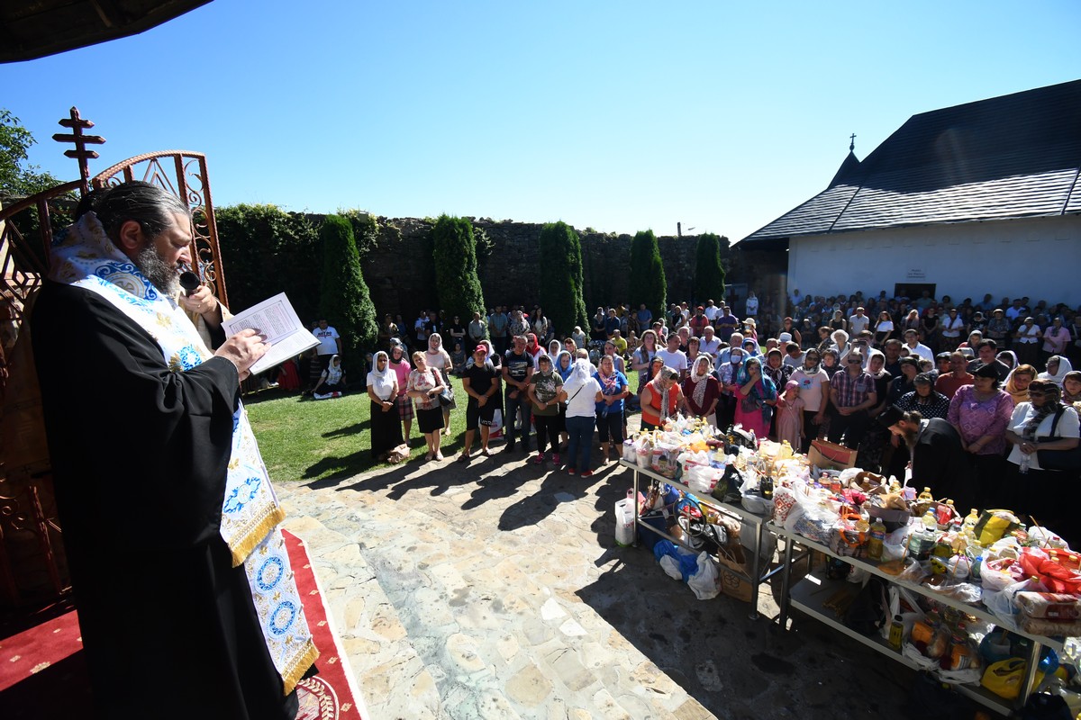 Preasfințitul Părinte Nichifor Botoșăneanul a slujit la Mănăstirea Hadâmbu