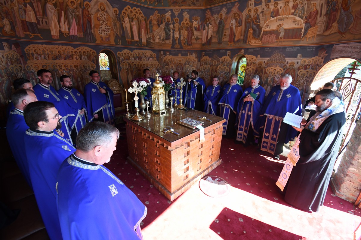 Preasfințitul Părinte Nichifor Botoșăneanul a slujit la Mănăstirea Hadâmbu