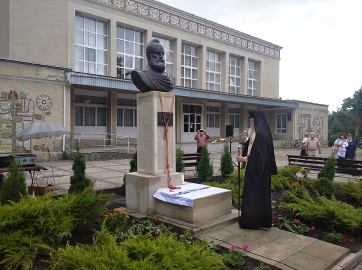 PS Antonie a sfinţit statuia regelui Decebal din Edineţ