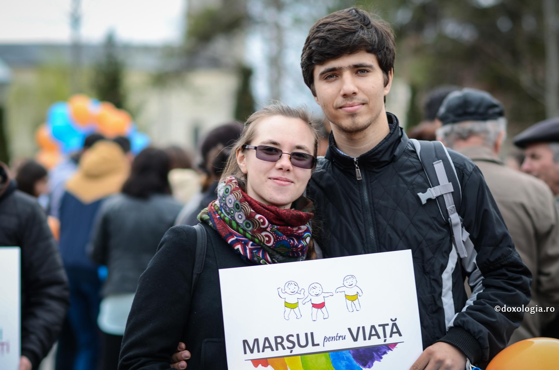 „Cea mai puternică luptă pentru familie este ca familia noastră să trăiască în Hristos” – Maica Siluana Vlad / Foto: Valentina Bîrgăoanu tineri la Marșul pentru viață