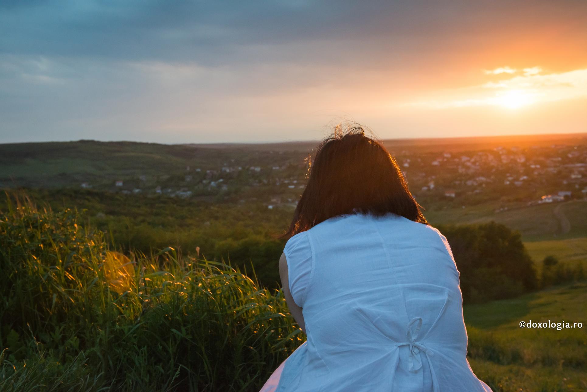 De ce te-ai atașat de el atât de tare chiar de la primele întâlniri? Relațiile sănătoase presupun timp și statornicie / Foto: Oana Nechifor tânără privind apusul