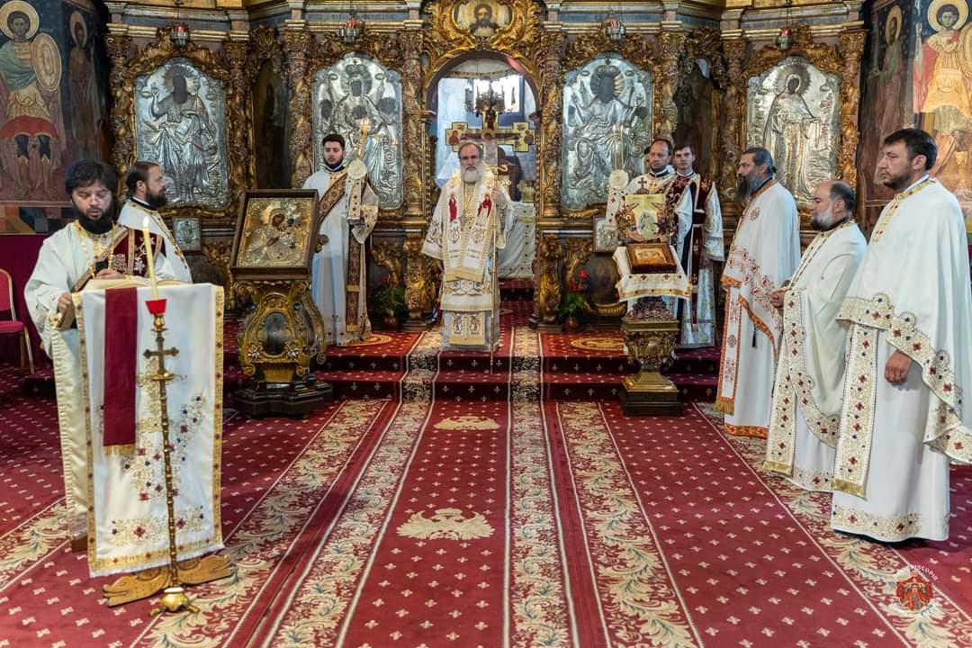 Liturghie arhierească în Catedrala Arhiepiscopală din Roman