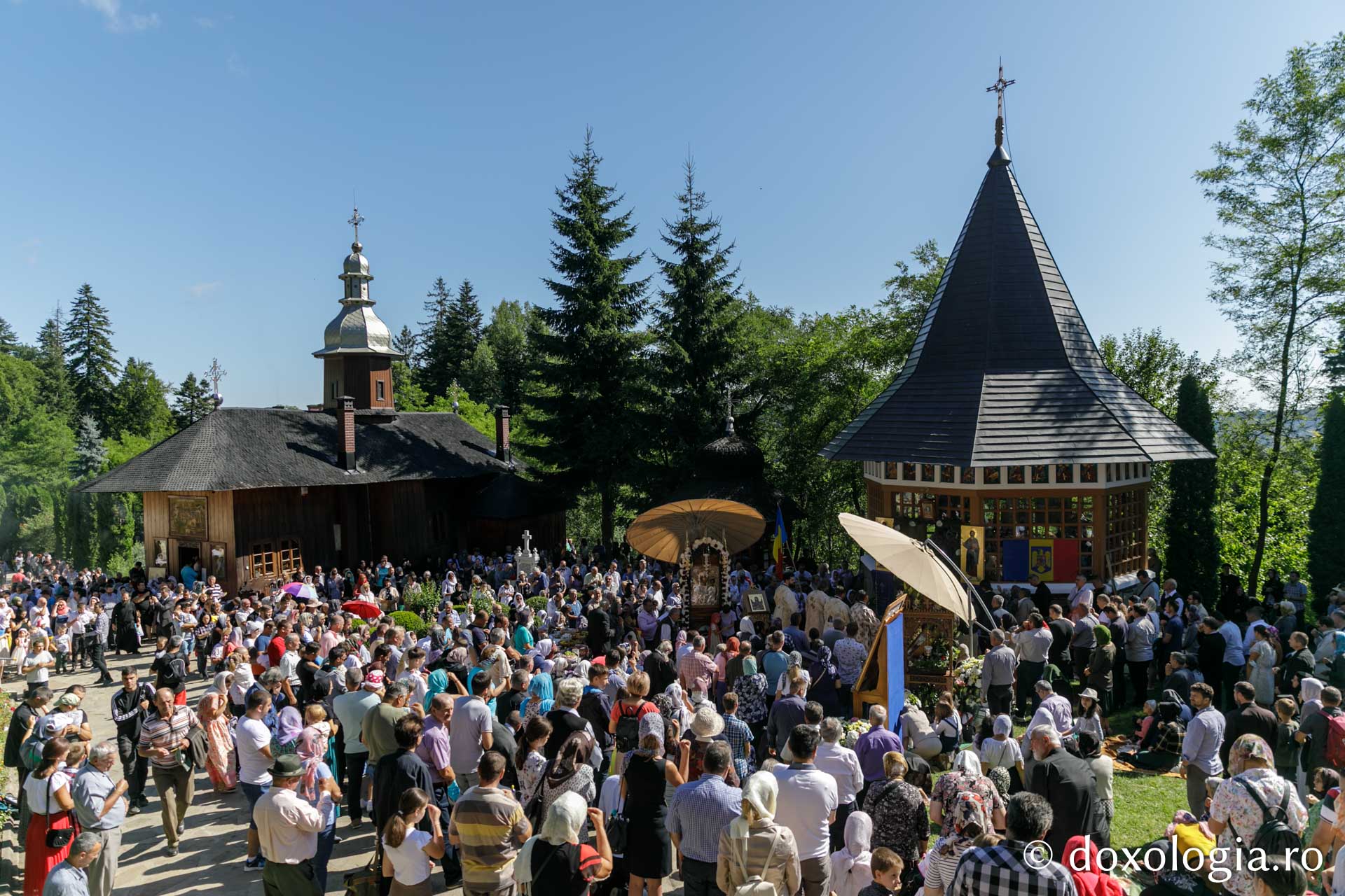 Foto: pr. Silviu Cluci Prăznuirea Sfintei Cuvioase Teodora la Mănăstirea Sihla. IPS Serafim: „Să încercăm să-i avem model pe sfinții care au viețuit în nevoință”