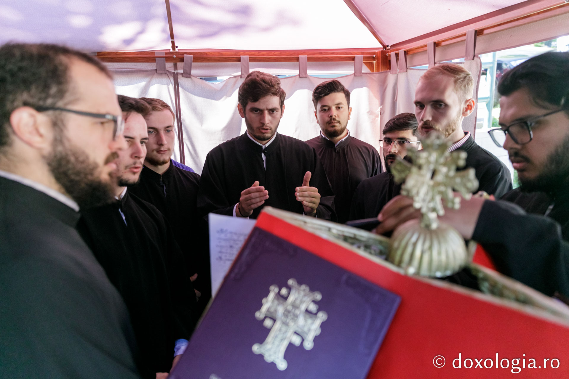 Foto: pr. Silviu Cluci Prăznuirea Sfintei Cuvioase Teodora la Mănăstirea Sihla. IPS Serafim: „Să încercăm să-i avem model pe sfinții care au viețuit în nevoință”