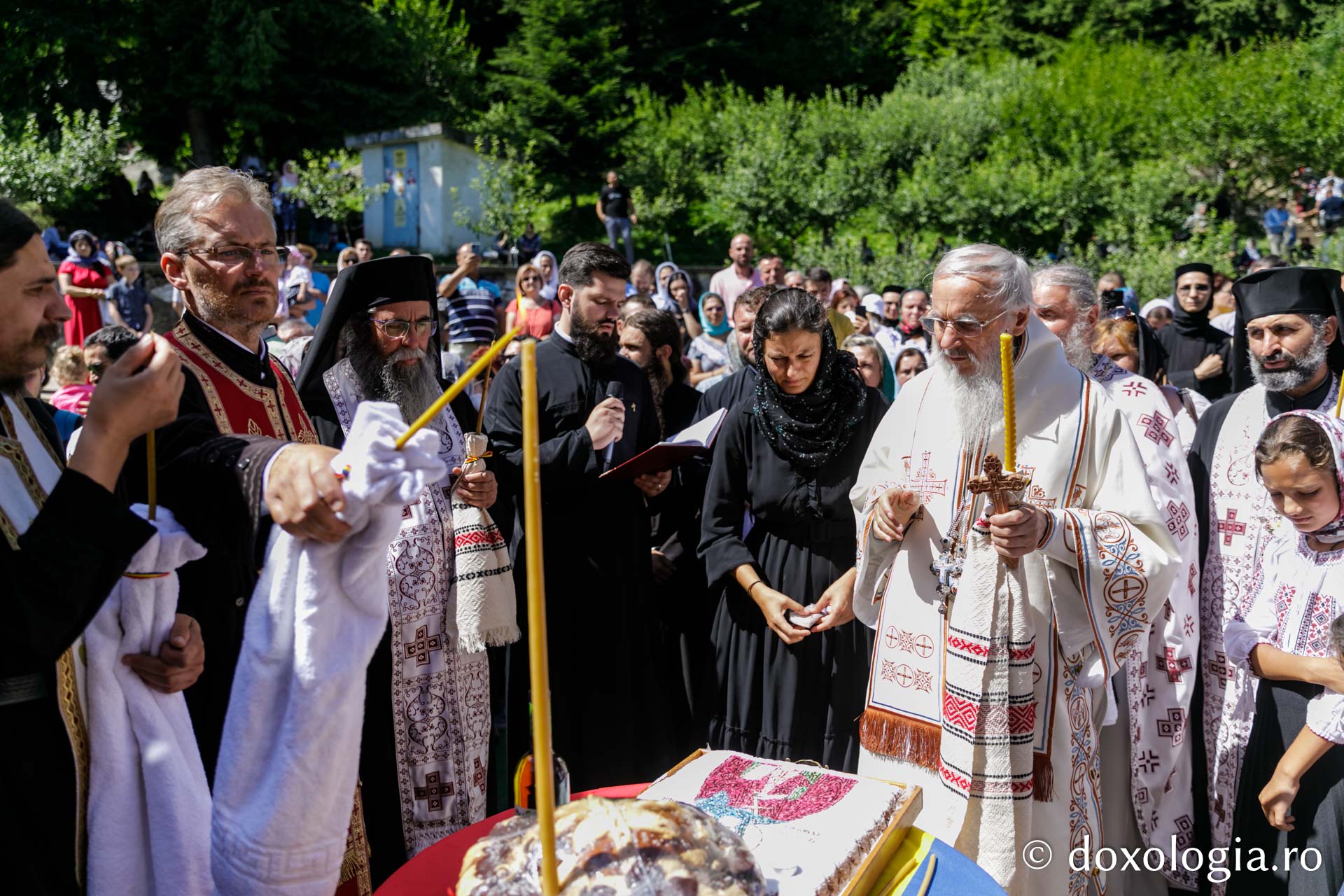Foto: pr. Silviu Cluci Prăznuirea Sfintei Cuvioase Teodora la Mănăstirea Sihla. IPS Serafim: „Să încercăm să-i avem model pe sfinții care au viețuit în nevoință”