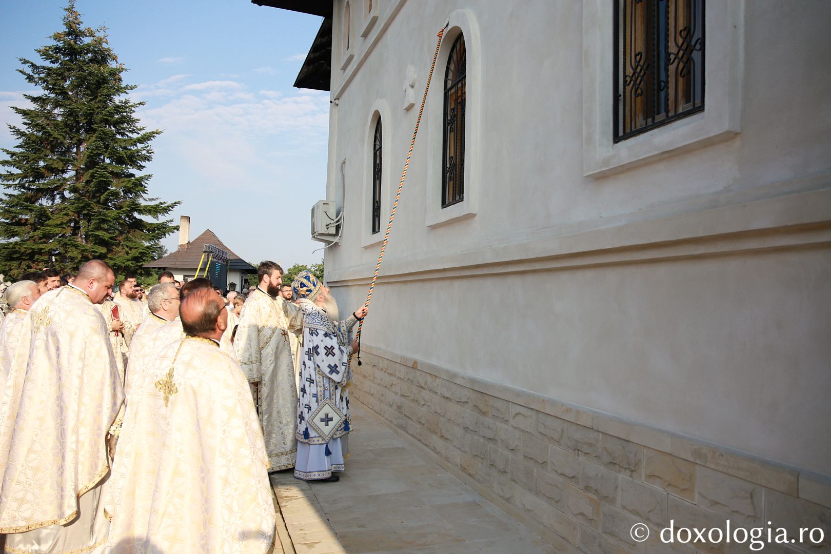 Biserica din comuna Broscăuți a fost sfințită. IPS Teofan: „Hristos să nu fie departe de noi!”