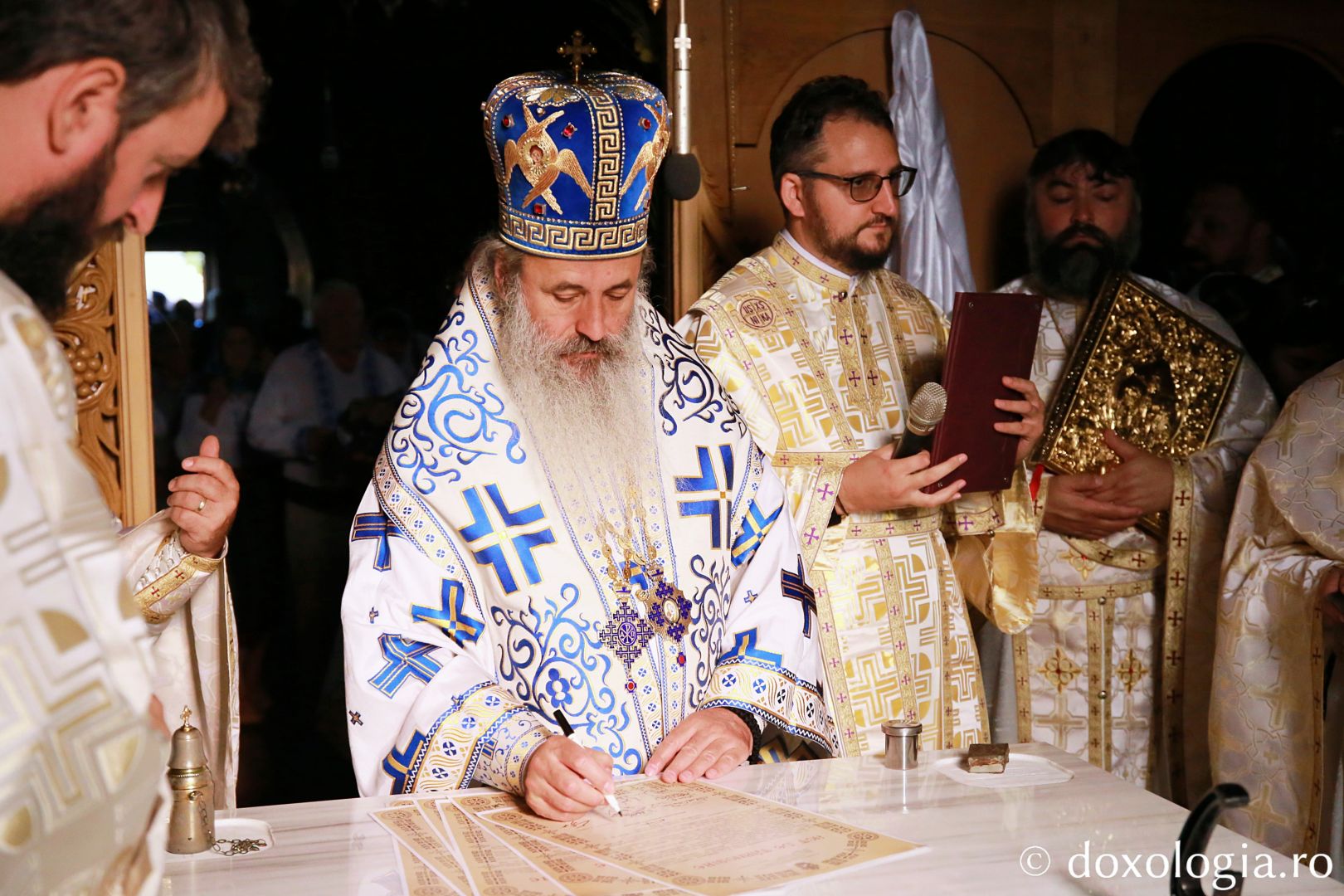 Biserica din comuna Broscăuți a fost sfințită. IPS Teofan: „Hristos să nu fie departe de noi!”