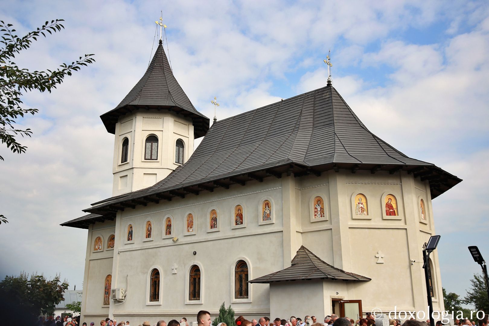 (Video) Biserica Parohiei Broscăuți a fost târnosită (Video) Biserica Parohiei Broscăuți a fost târnosită