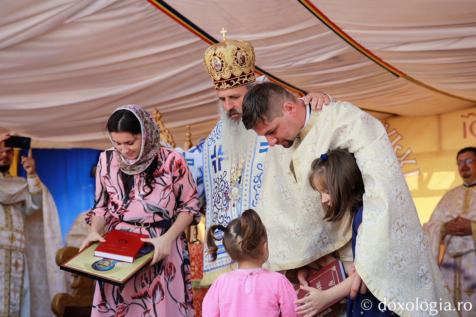 Biserica din comuna Broscăuți a fost sfințită. IPS Teofan: „Hristos să nu fie departe de noi!”