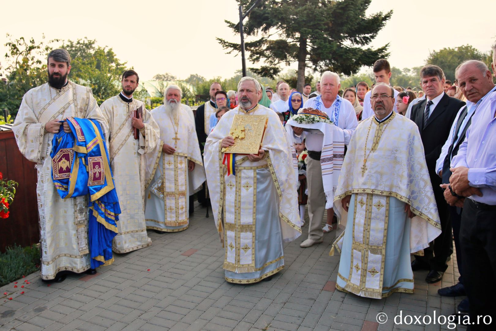 Biserica din comuna Broscăuți a fost sfințită. IPS Teofan: „Hristos să nu fie departe de noi!”