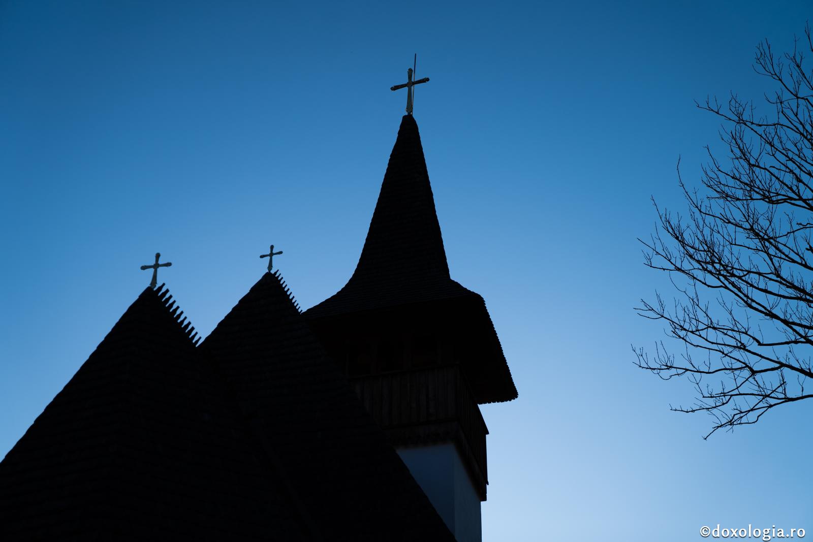 siluetă acoperiș cu cruci