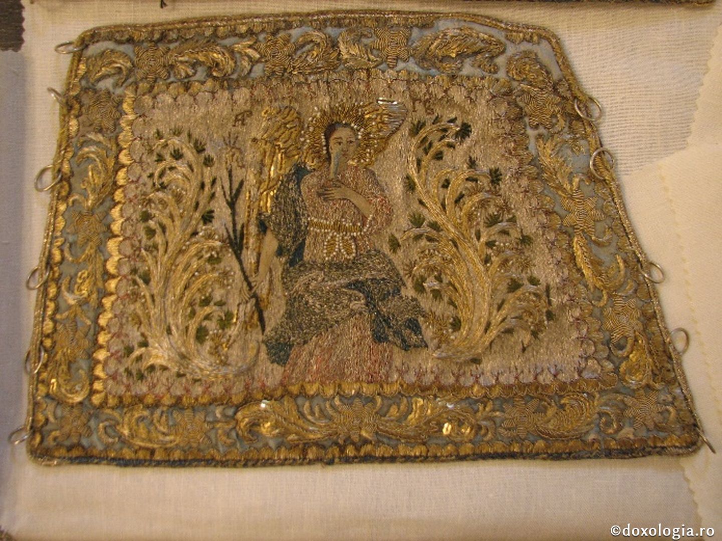 Exponatul lunii august: Mânecuțe arhierești