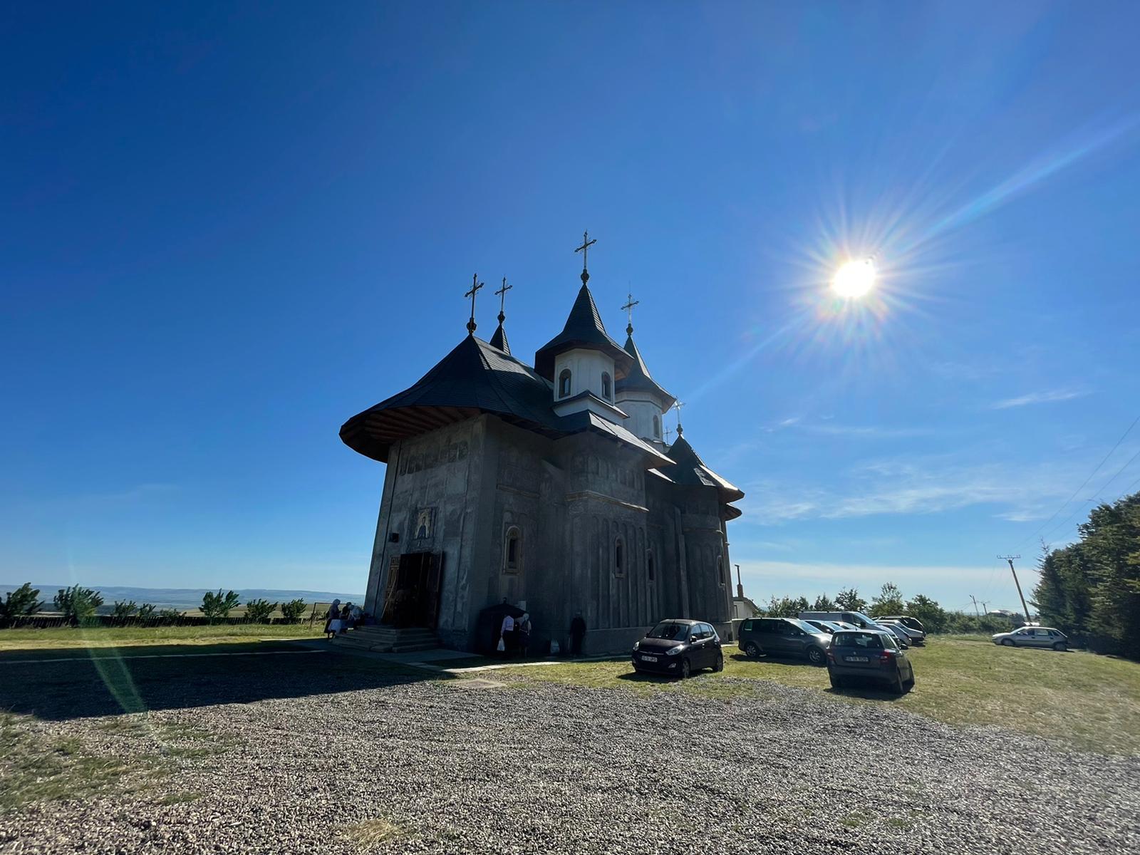 Liturghie arhierească la hramul Mănăstirii „Sfânta Teodora de la Sihla” – Codrii Pașcanilor
