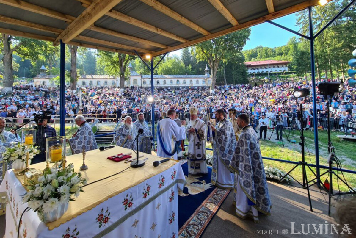 Sfânta Liturghie de hram la Mănăstirea „Adormirea Maicii Domnului” de la Nicula