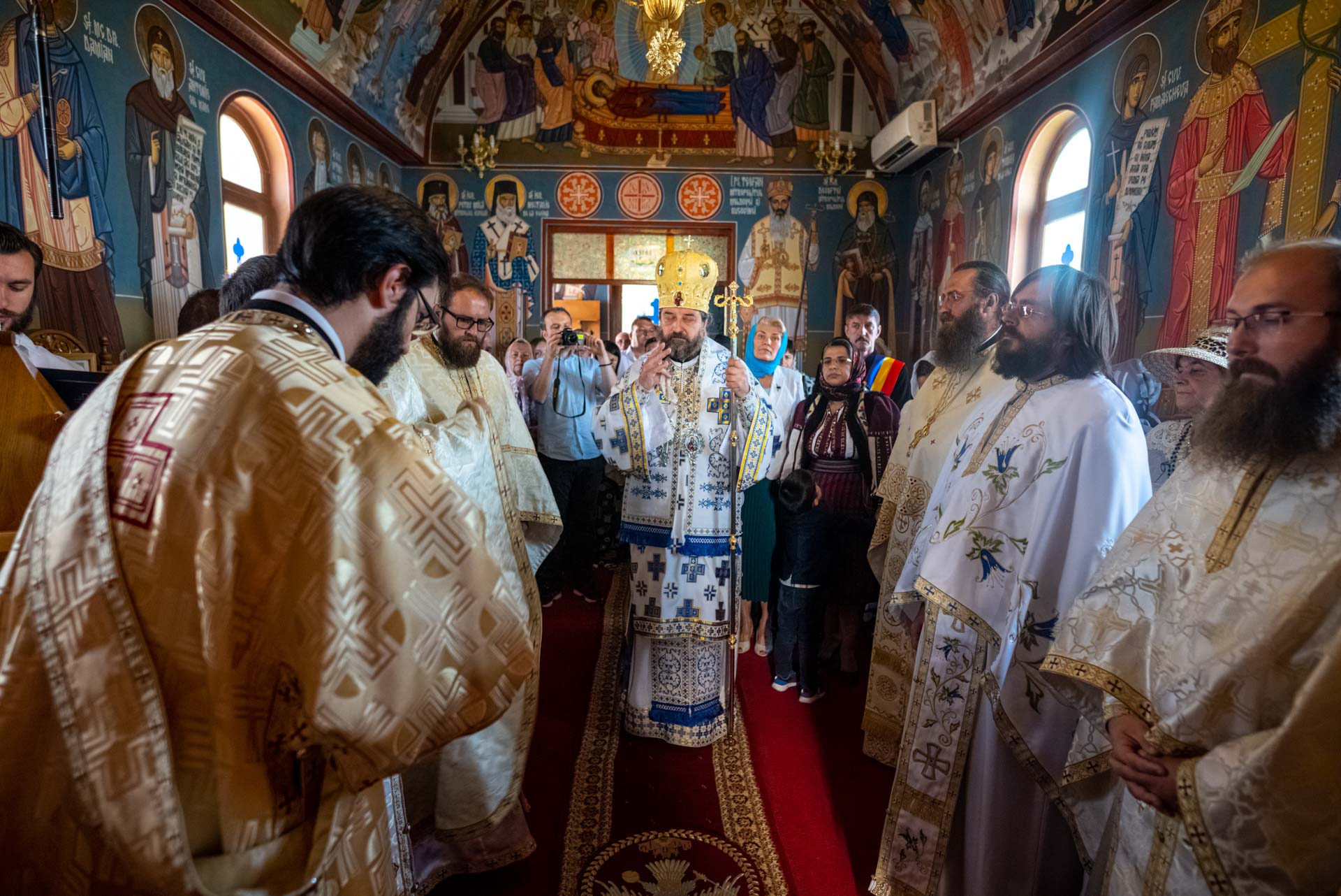 Liturghie arhierească și sfințire de clopotniță la Parohia Bordea