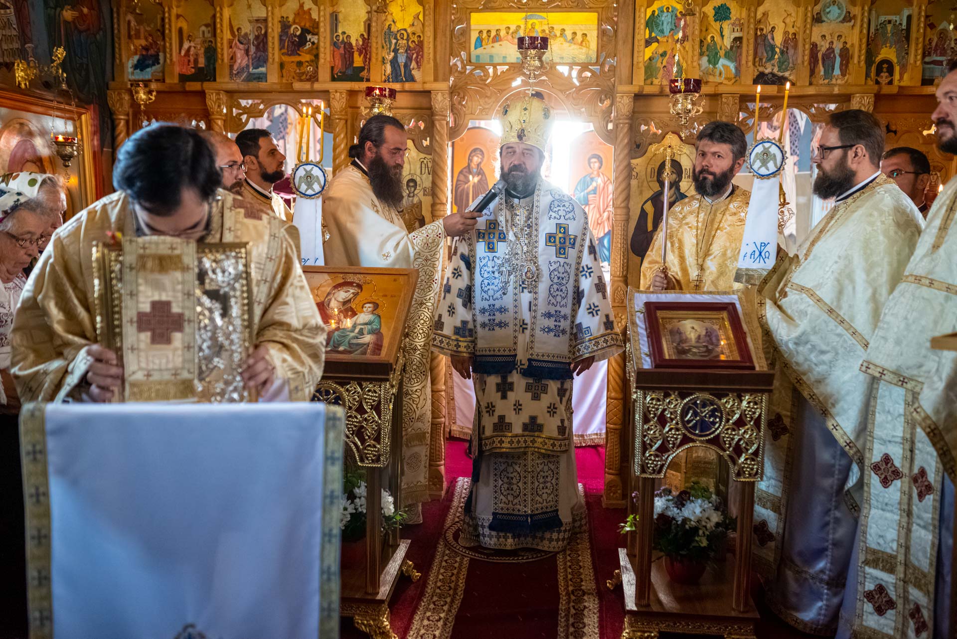 Liturghie arhierească și sfințire de clopotniță la Parohia Bordea