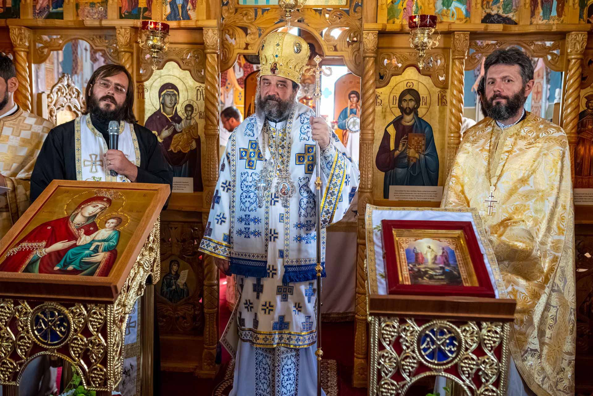 Liturghie arhierească și sfințire de clopotniță la Parohia Bordea