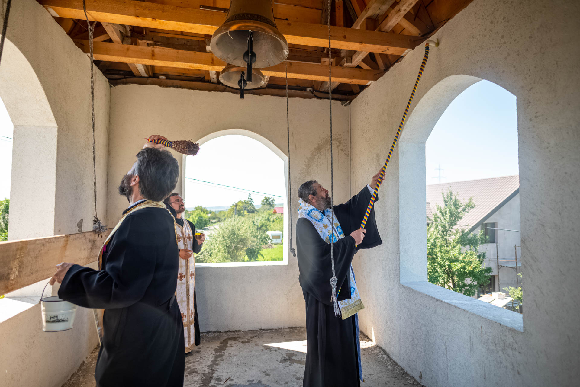 Liturghie arhierească și sfințire de clopotniță la Parohia Bordea