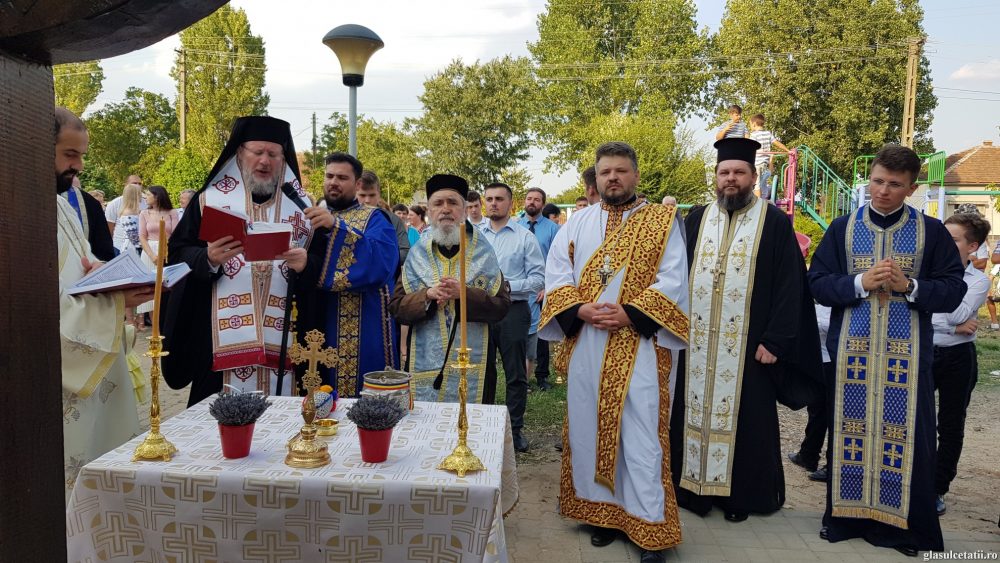 Sărbătoare în parohia Firiteaz. Centrul de tineret „Bucurie în Ortodoxie” a fost sfințit de ierarhii arădeni, IPS Timotei și PS Emilian Crișanul