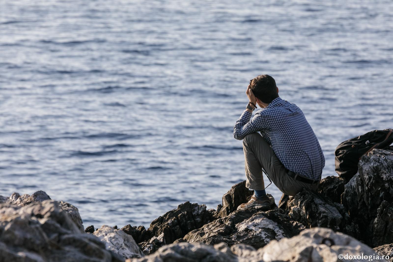 Cum să ne rugăm dacă ne-a biruit păcatul? / Foto: Pr. Silviu Cluci bărbat stând pe țărm cu mâna la cap
