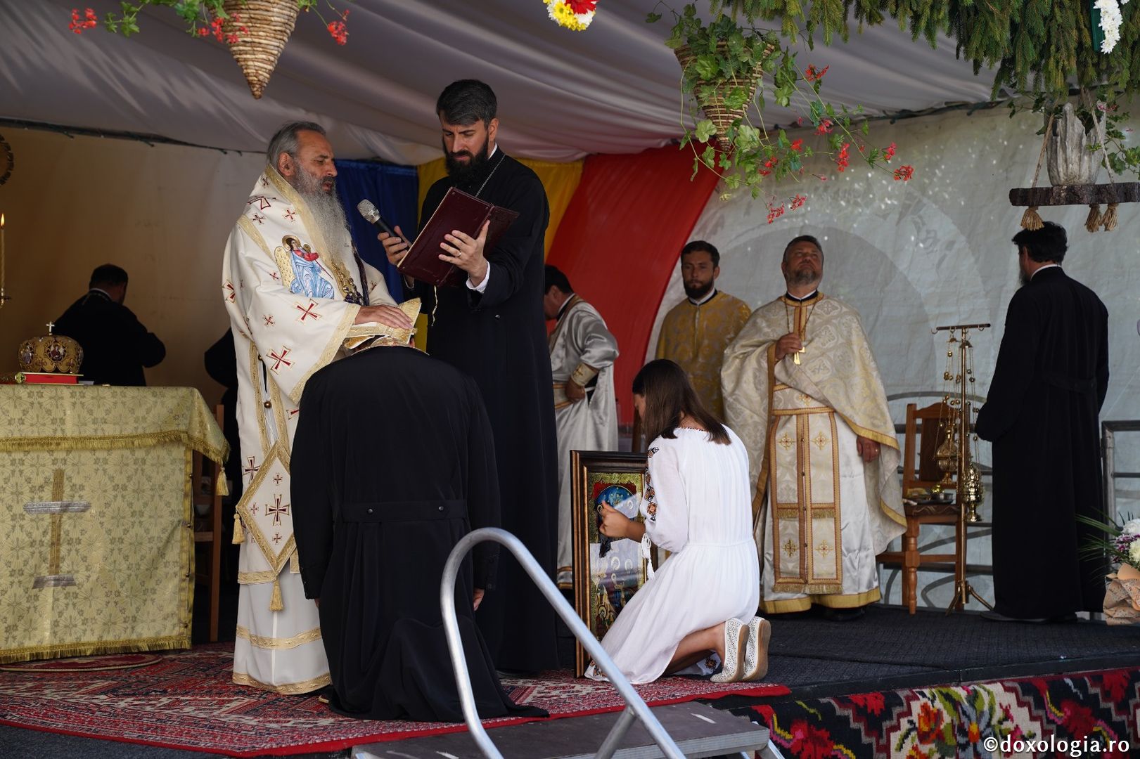 Foto: Bogdan Bulgariu Sfințire de casă socială în Parohia Avrămeni. IPS Teofan: „Viața creștinului este o Cruce zilnică”