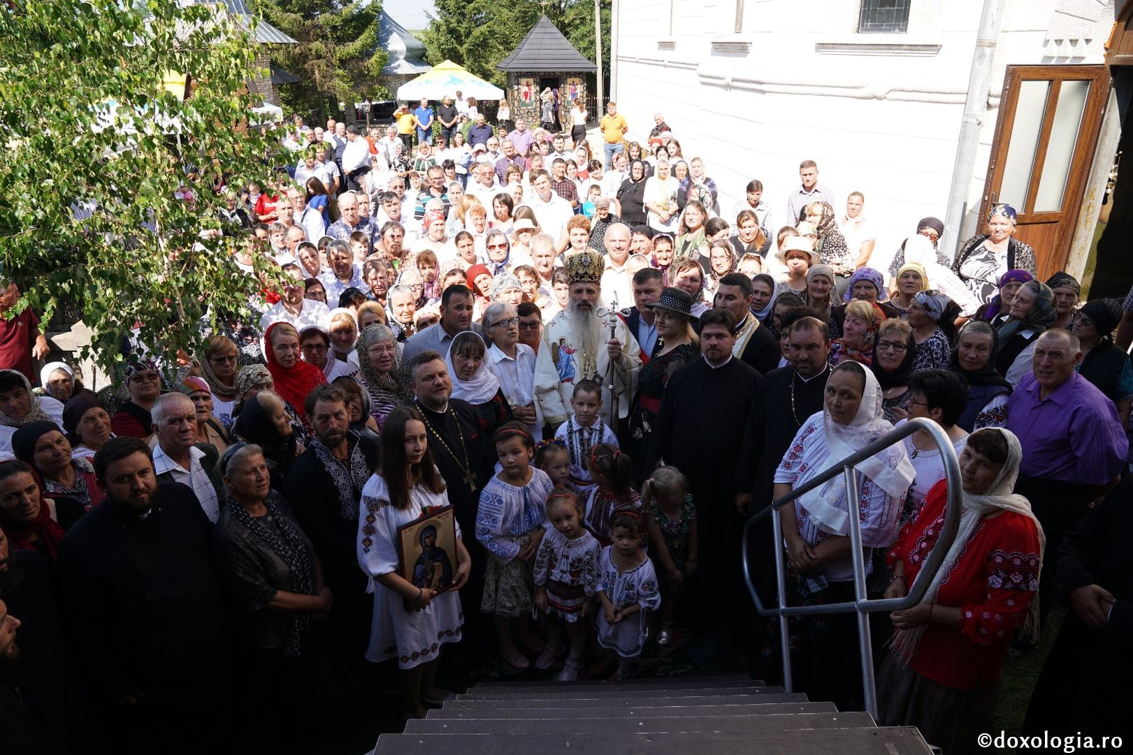 Foto: Bogdan Bulgariu Sfințire de casă socială în Parohia Avrămeni. IPS Teofan: „Viața creștinului este o Cruce zilnică”