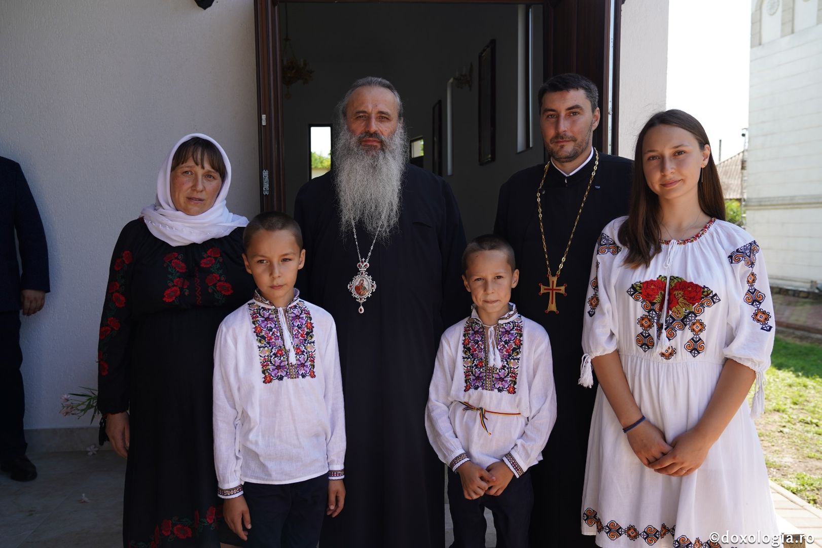 Foto: Bogdan Bulgariu Sfințire de casă socială în Parohia Avrămeni. IPS Teofan: „Viața creștinului este o Cruce zilnică”