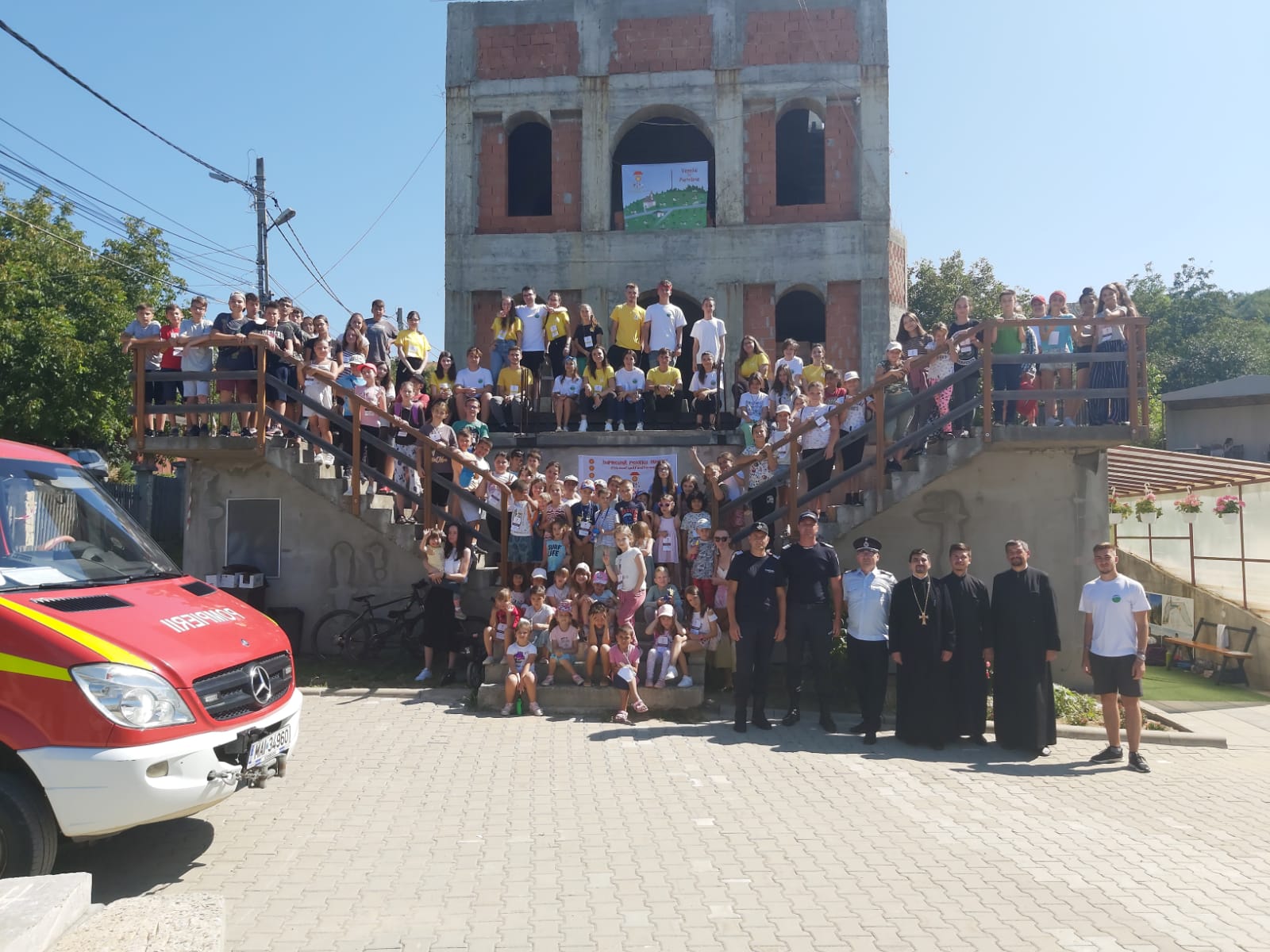 Pompierii ieșeni, alături de copiii Parohiei Pietrărie din Comuna Bârnova