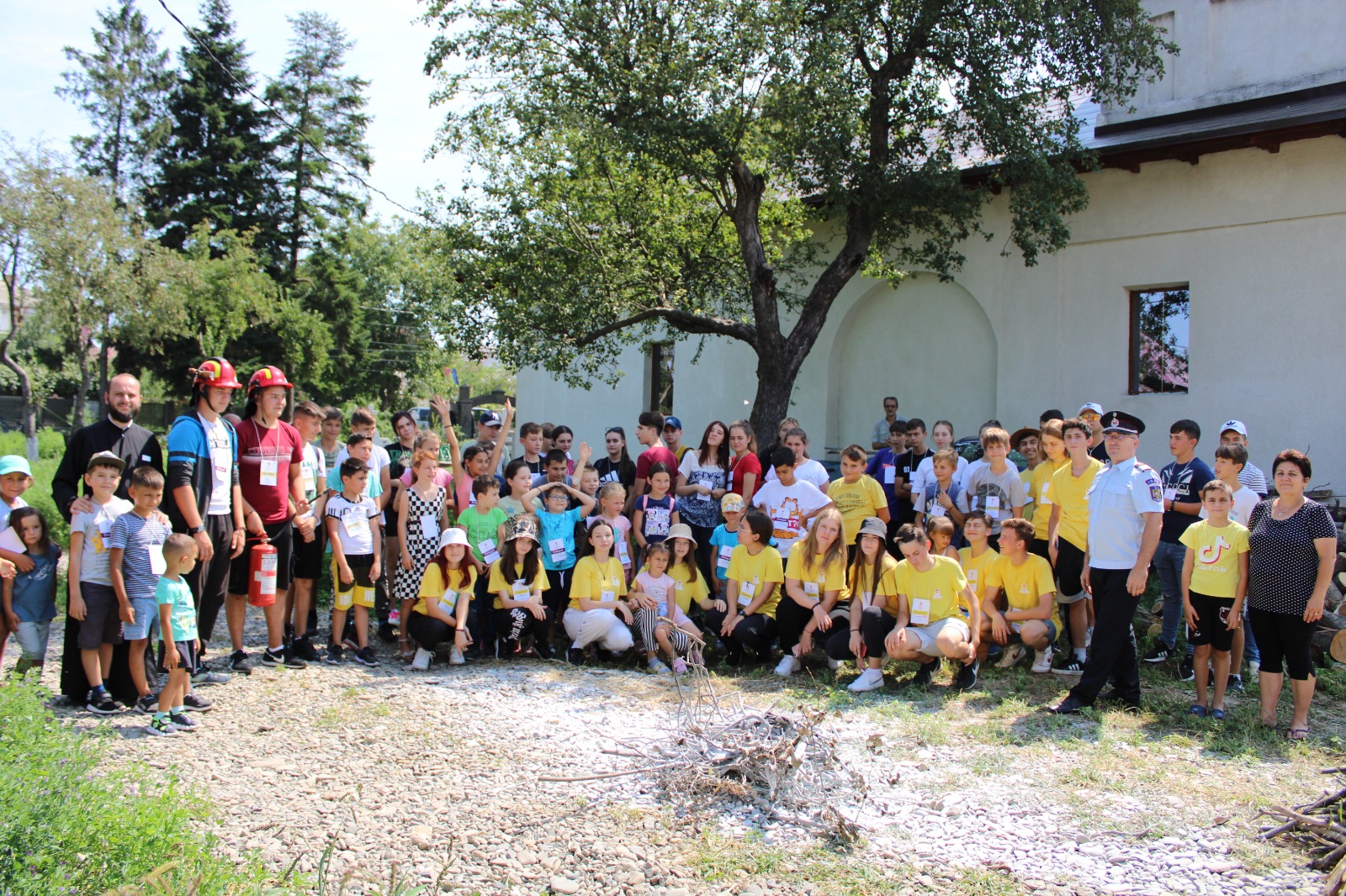 Pompierii ieșeni, alături de copiii de la Tabăra din Pridvorul Satului