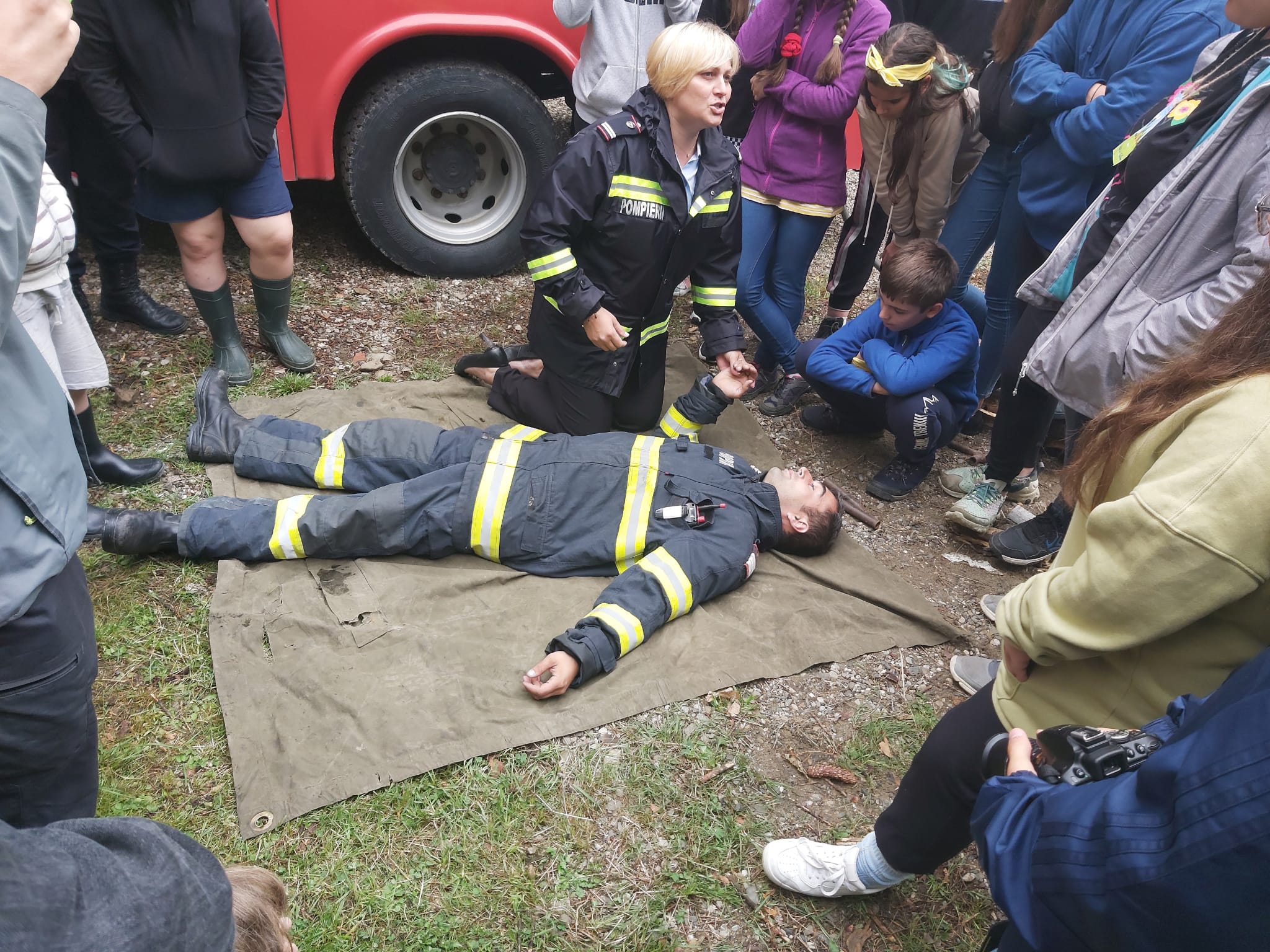 Participanții Taberei de la Nemțișor au învățat de la pompierii nemțeni cum să acorde primul ajutor