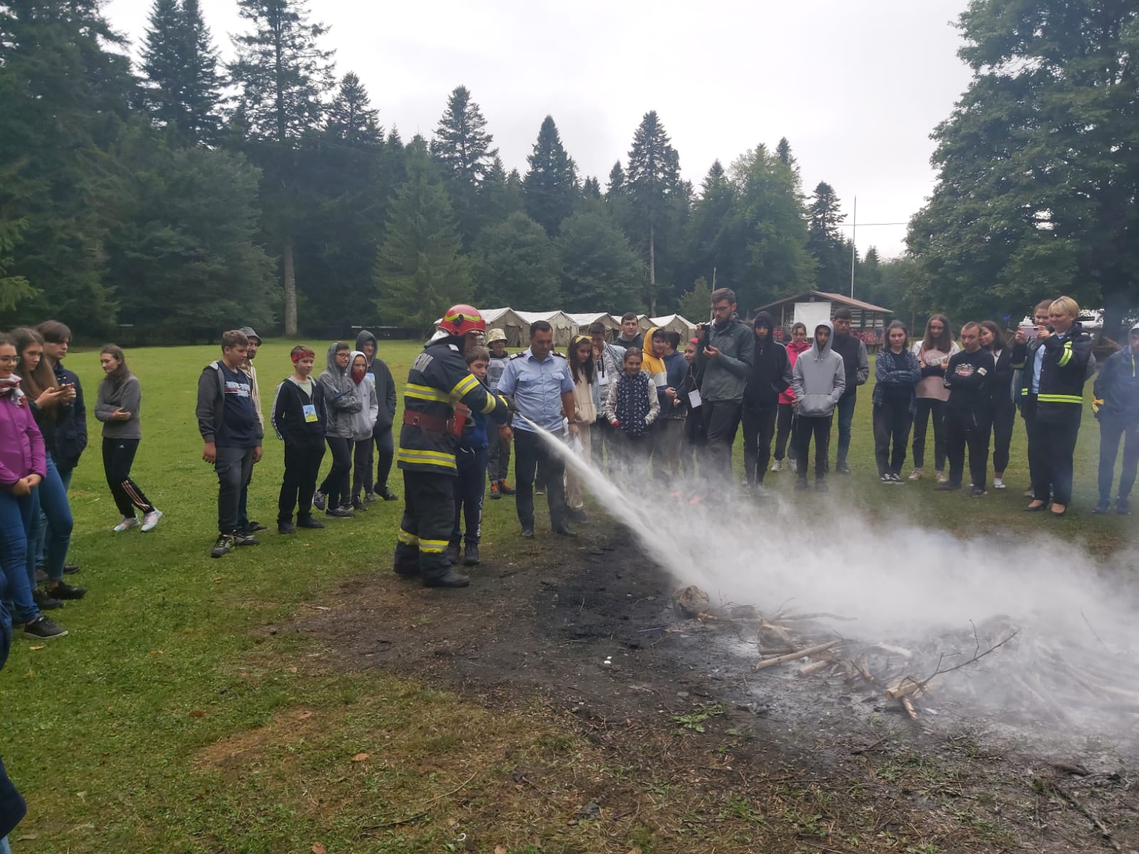 Participanții Taberei de la Nemțișor au învățat de la pompierii nemțeni cum să acorde primul ajutor