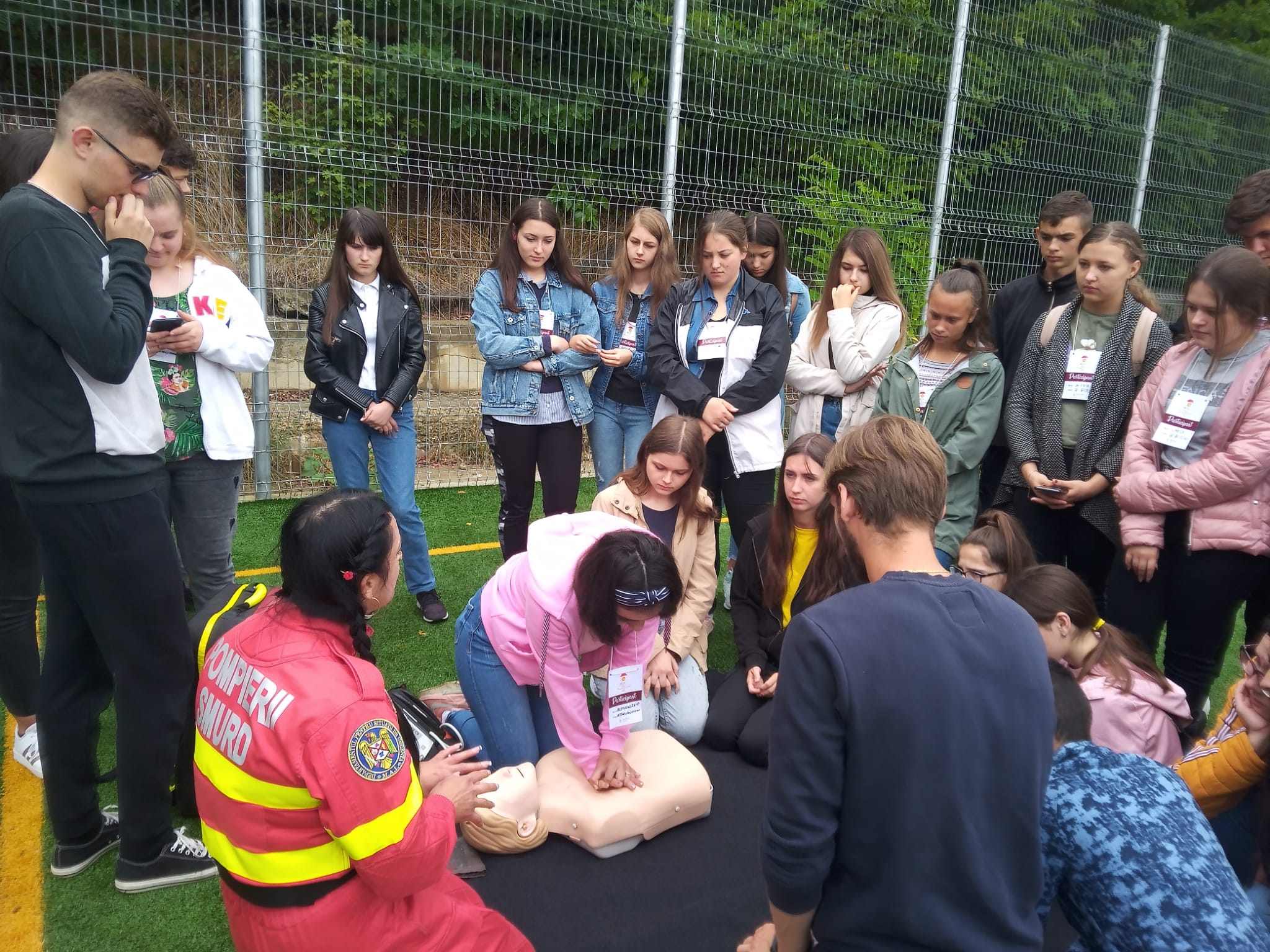 Tinerii de la „Pridvorul Satului”, alături de pompierii botoșăneni