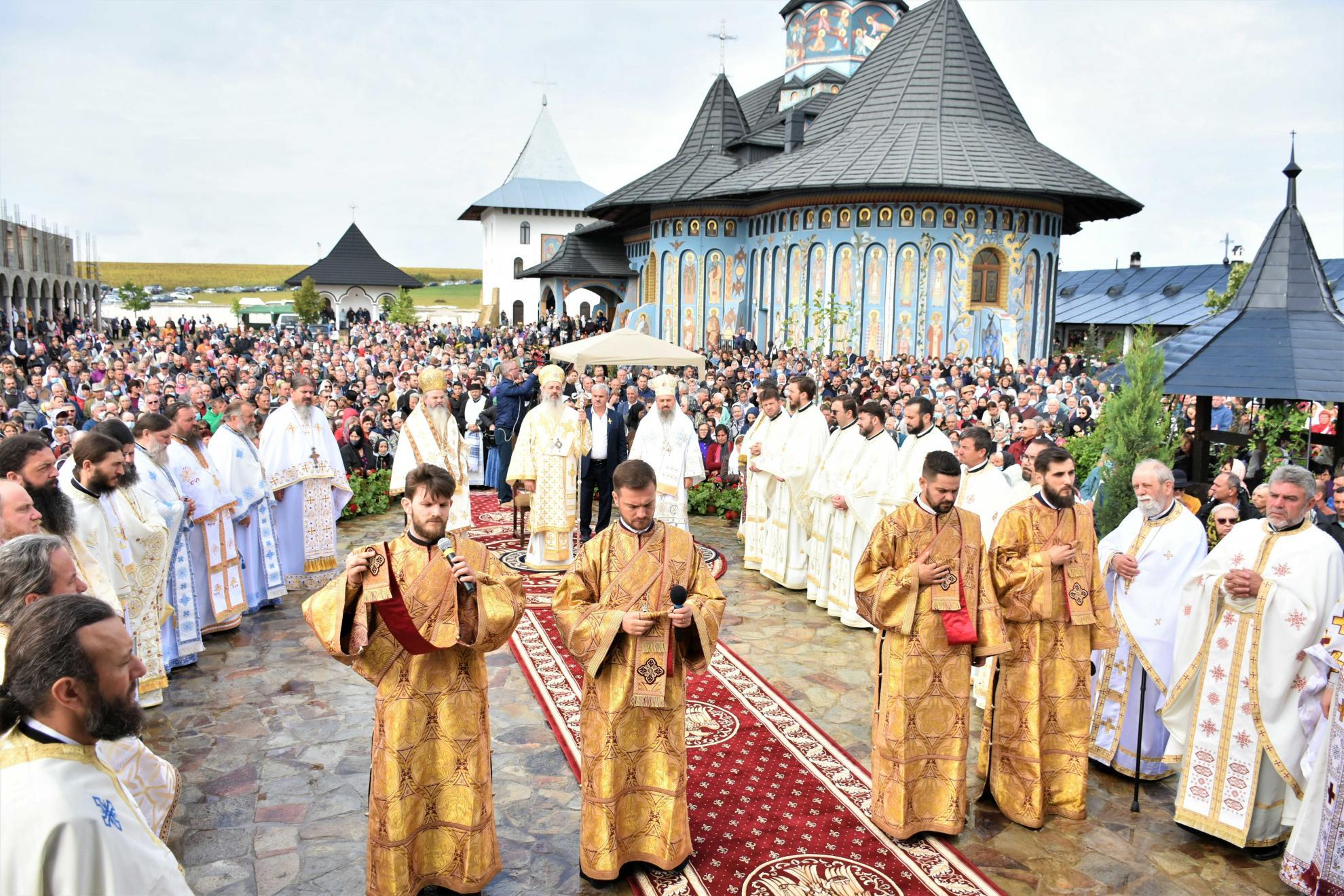 Mănăstirea „Alexandru Vlahuță” din județul Vaslui, a fost sfințită de trei ierarhi