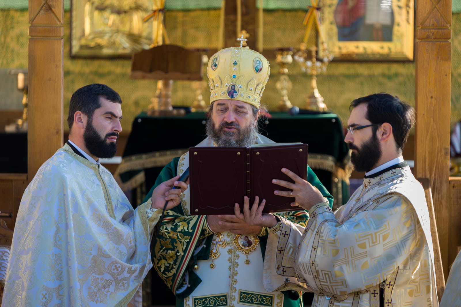 Slujbă arhierească la Parohia Podolenii de Sus Slujbă arhierească la Parohia Podolenii de Sus