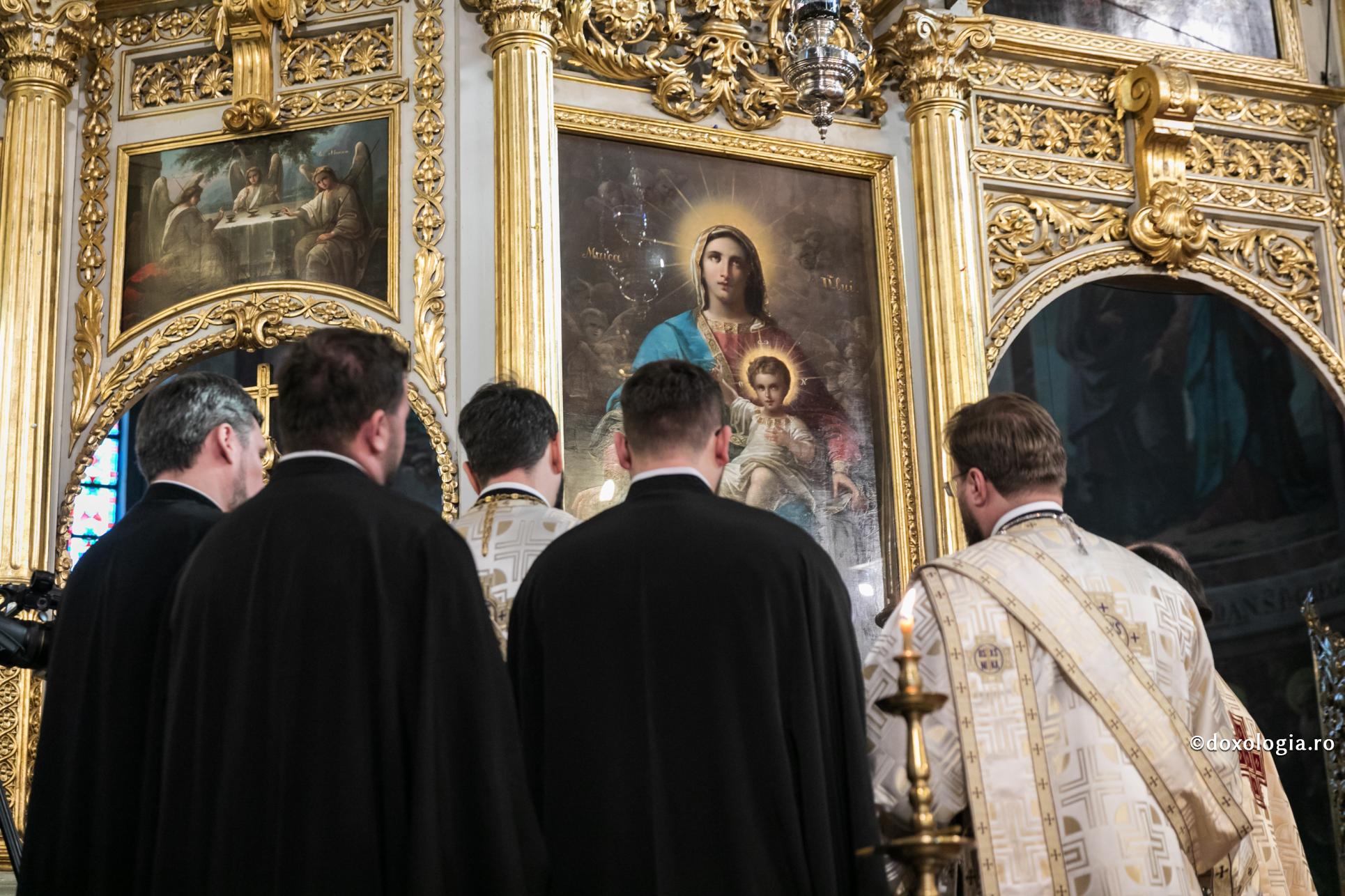 psalți cântând în fața icoanei Maicii Domnului