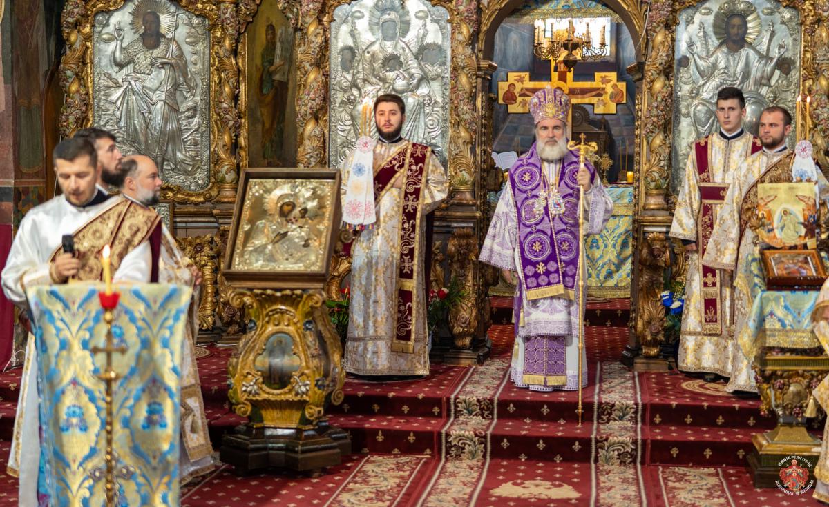 Liturghie arhierească la Catedrala Arhiepiscopală din Roman