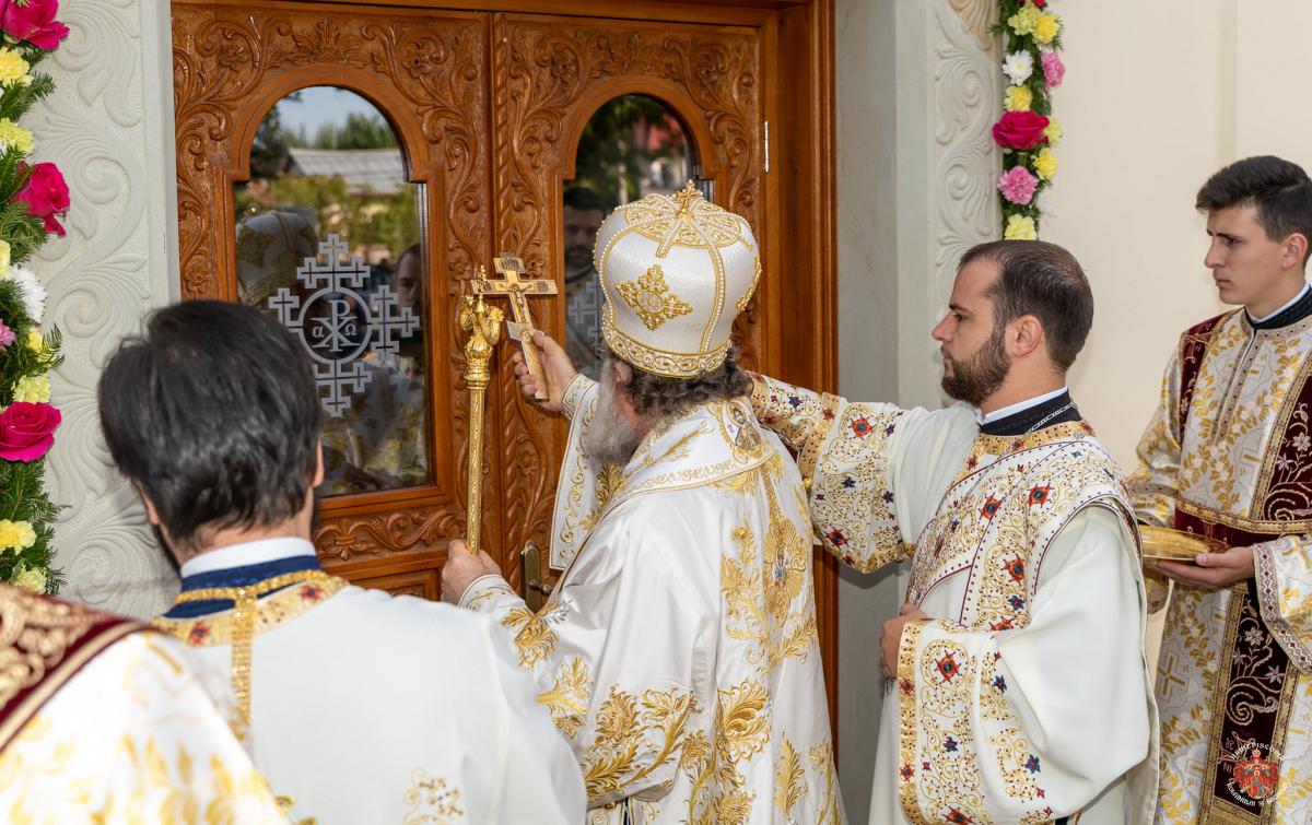 Biserica „Sfântul Gheorghe” din Roman a fost resfinţită