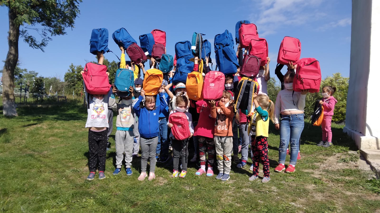 Copiii din satul Berza au primit ghiozdane de la SOFR Iași