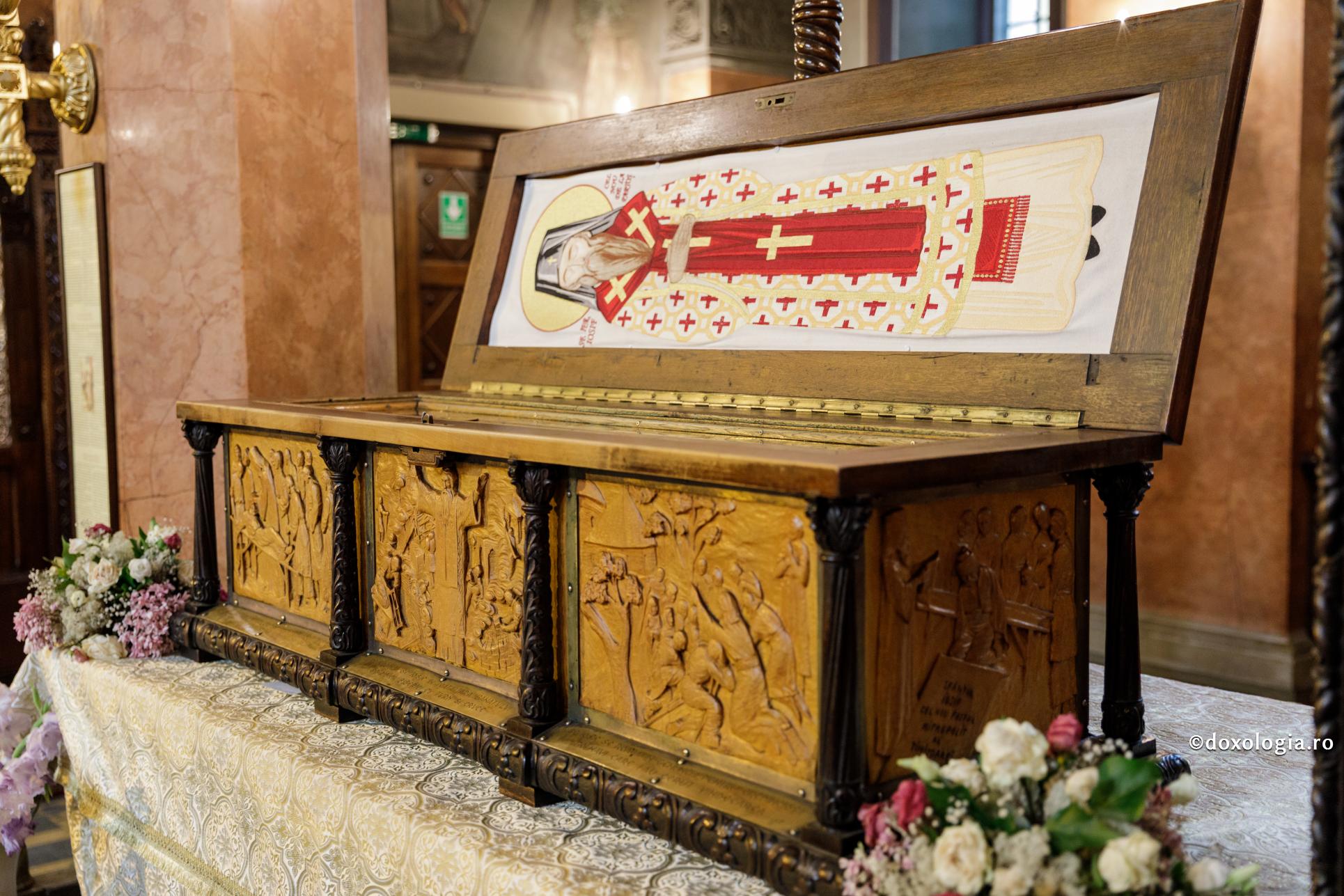 De ce este Sfântul Iosif de la Partoș ocrotitorul pompierilor / Foto: Oana Nechifor racla cu moaștele Sfântului Ierarh Iosif cel Nou de la Partoș
