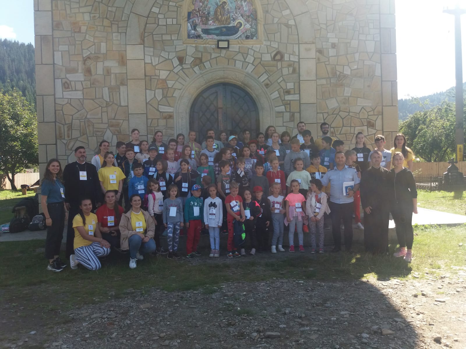 Copiii de la „Tabăra din pridvorul satului”, împreună cu pompierii din Neamț și Botoșani