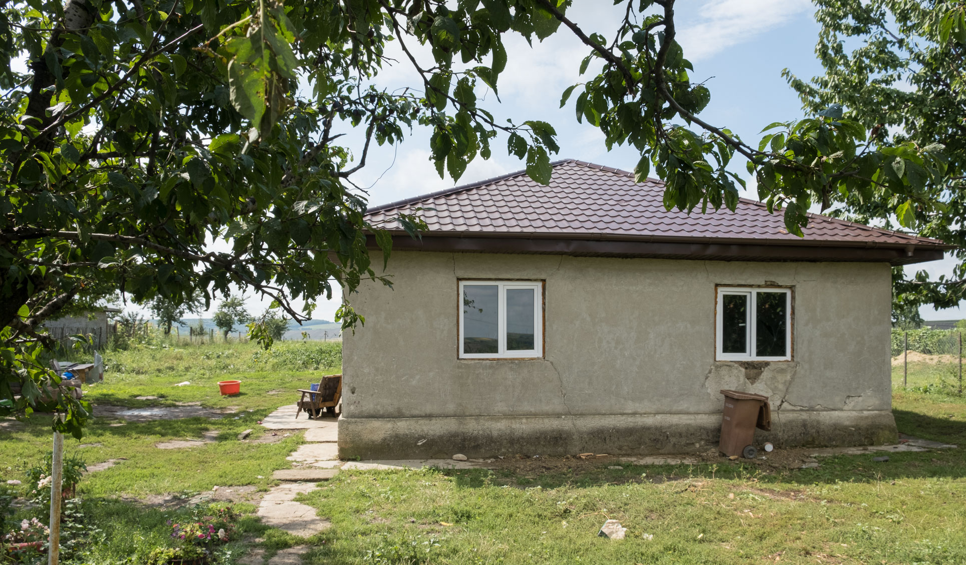 Casa celor 10 copii din familia Cârtițe are un acoperiș nou Casa celor 10 copii din familia Cârtițe are un acoperiș nou