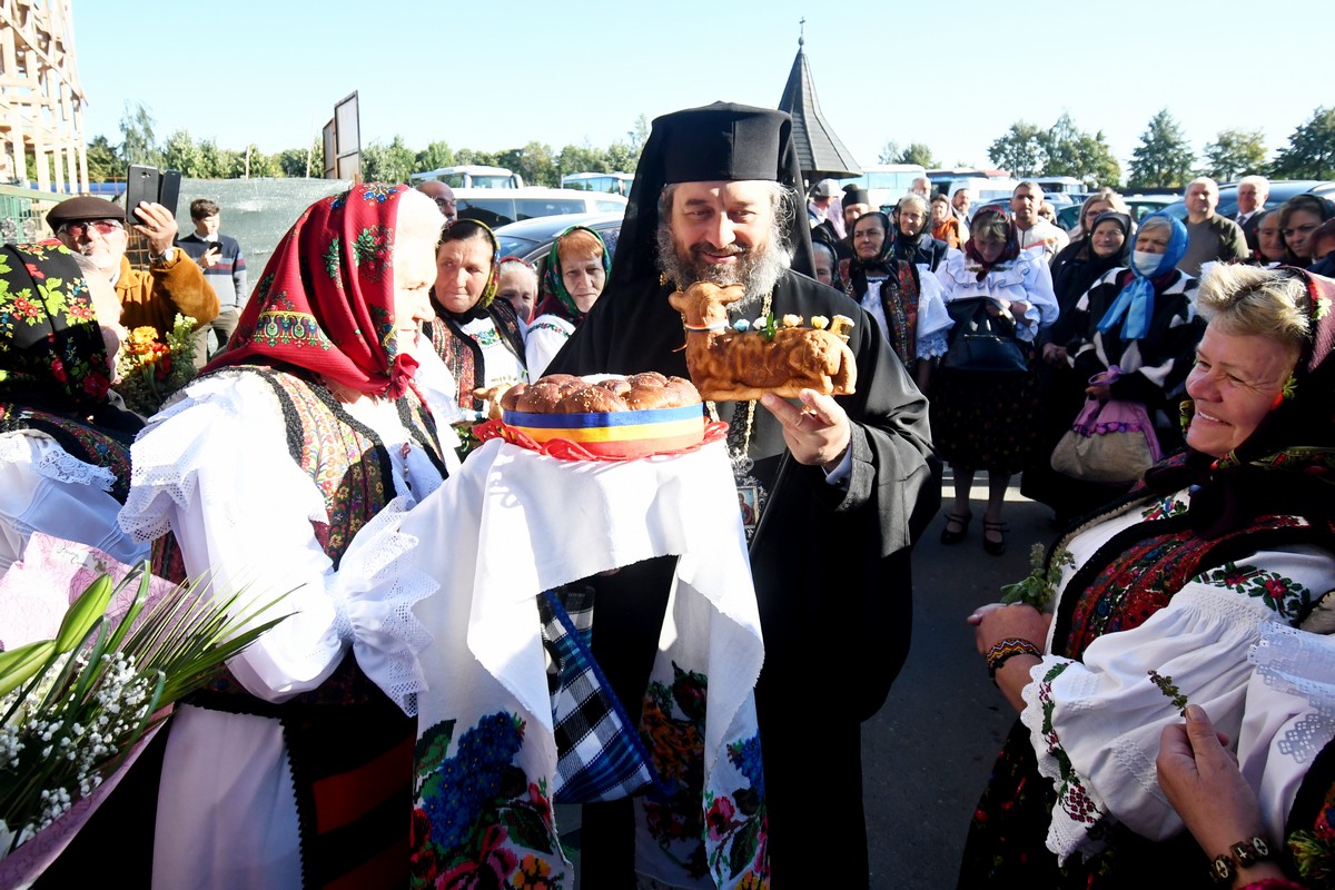 Mii de pelerini la hramul Mănăstirii Hadâmbu
