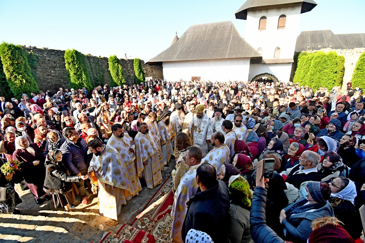 Mii de pelerini la hramul Mănăstirii Hadâmbu