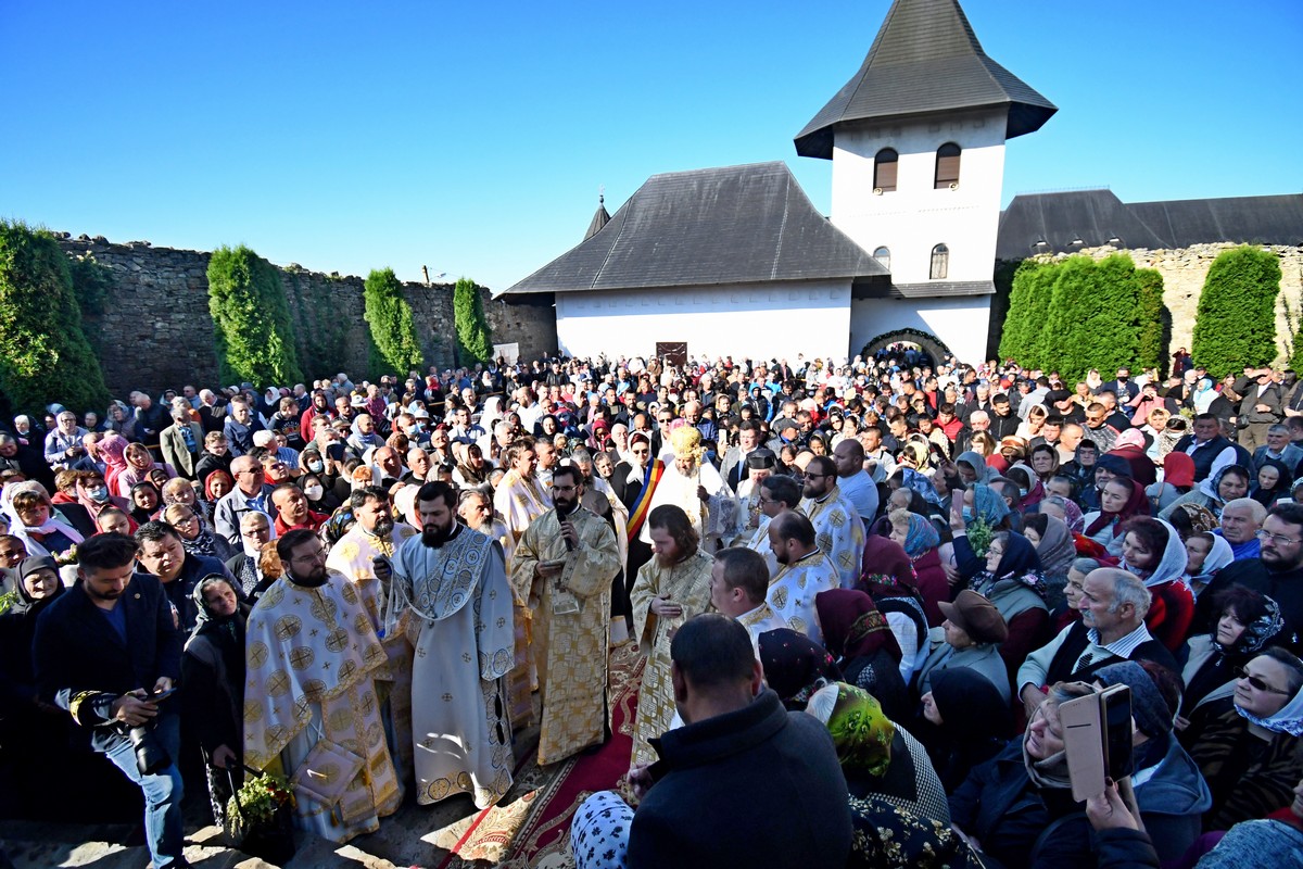 Mii de pelerini la hramul Mănăstirii Hadâmbu
