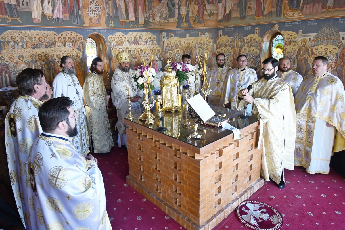 Mii de pelerini la hramul Mănăstirii Hadâmbu